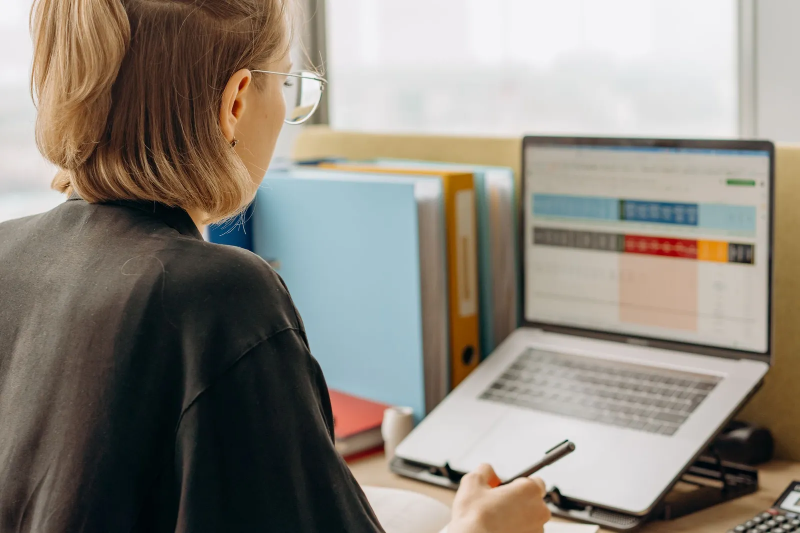 Perempuan bekerja di depan laptop