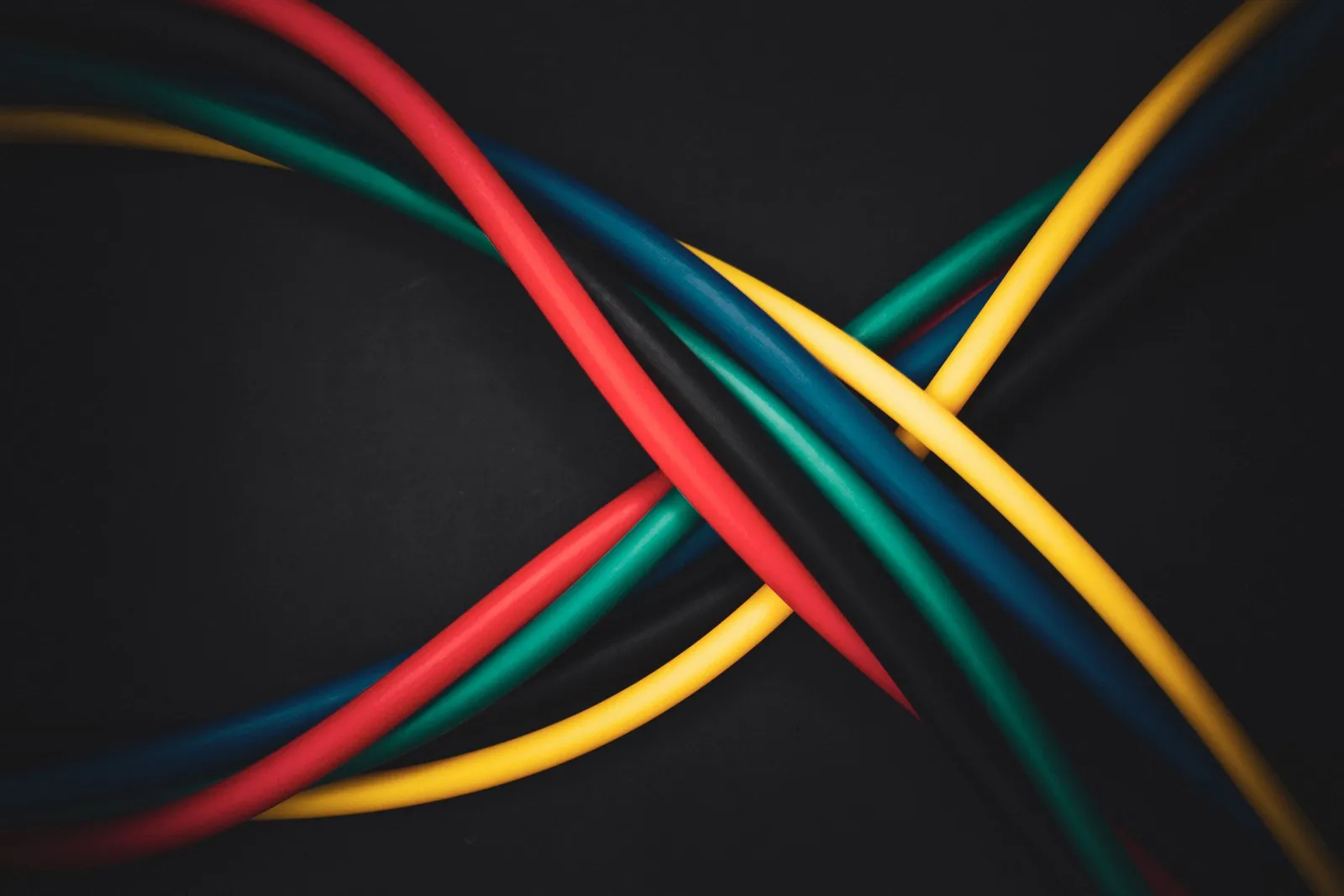 Kabel berwarna saling bersilangan