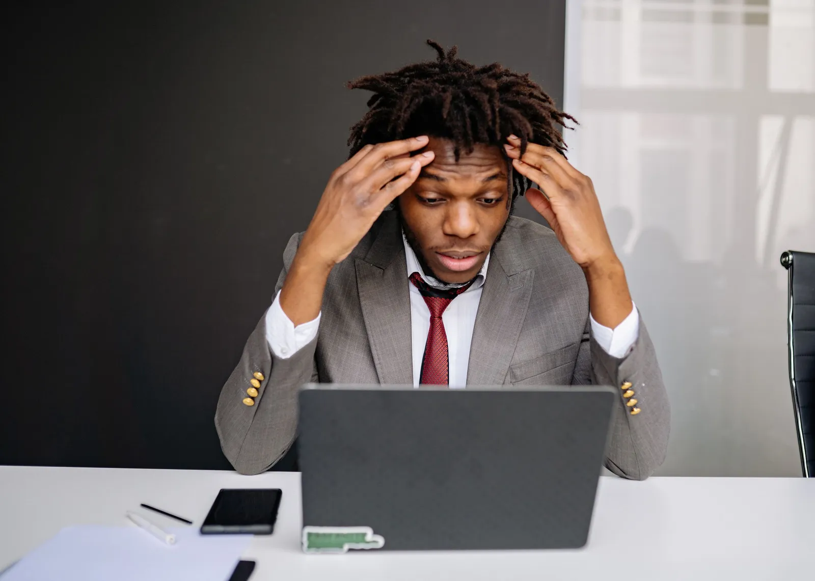 Pebisnis tertekan di depan laptop