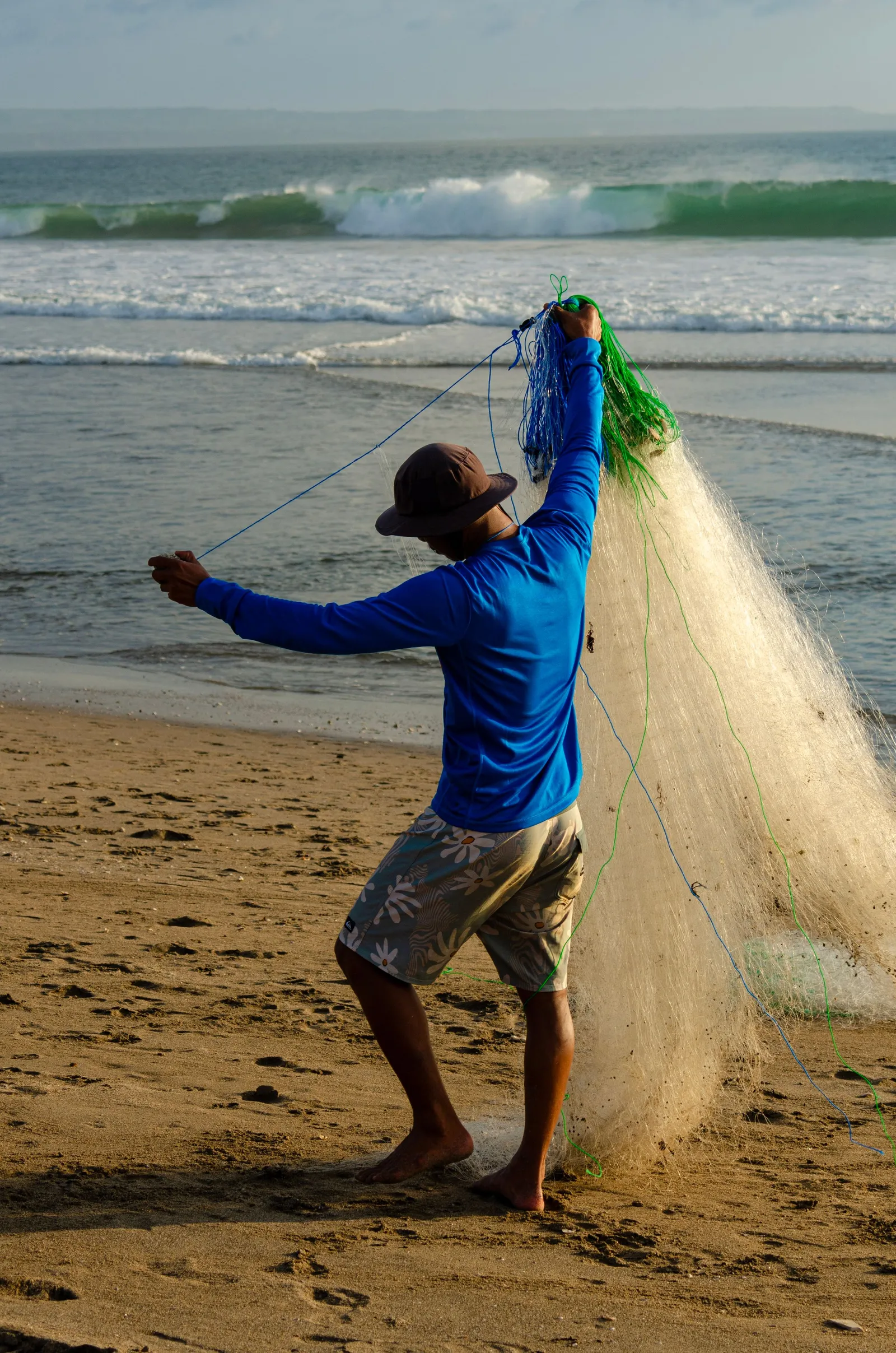 Nelayan menarik jaring di pantai Bali