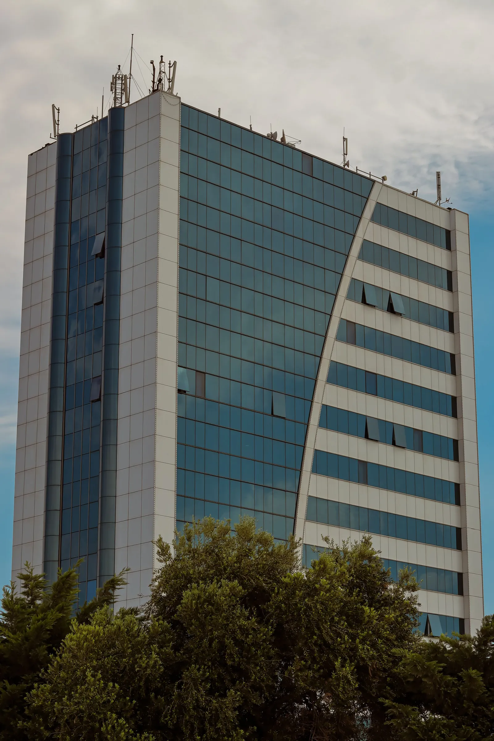 Fasad gedung perkantoran modern