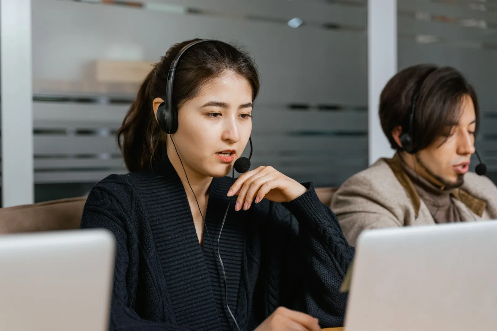 Karyawan bekerja dengan headset di kantor