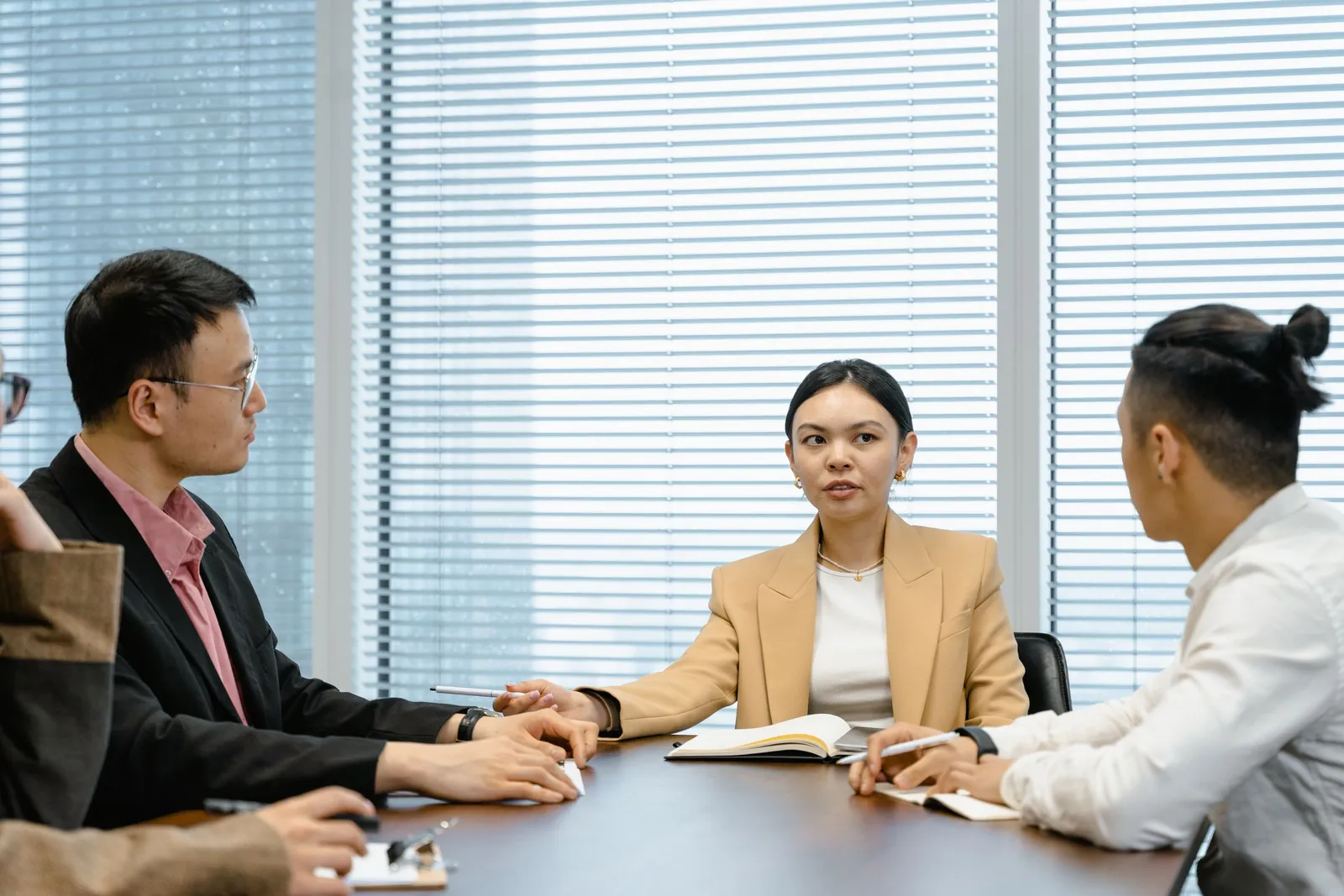 Pertemuan bisnis di meja rapat