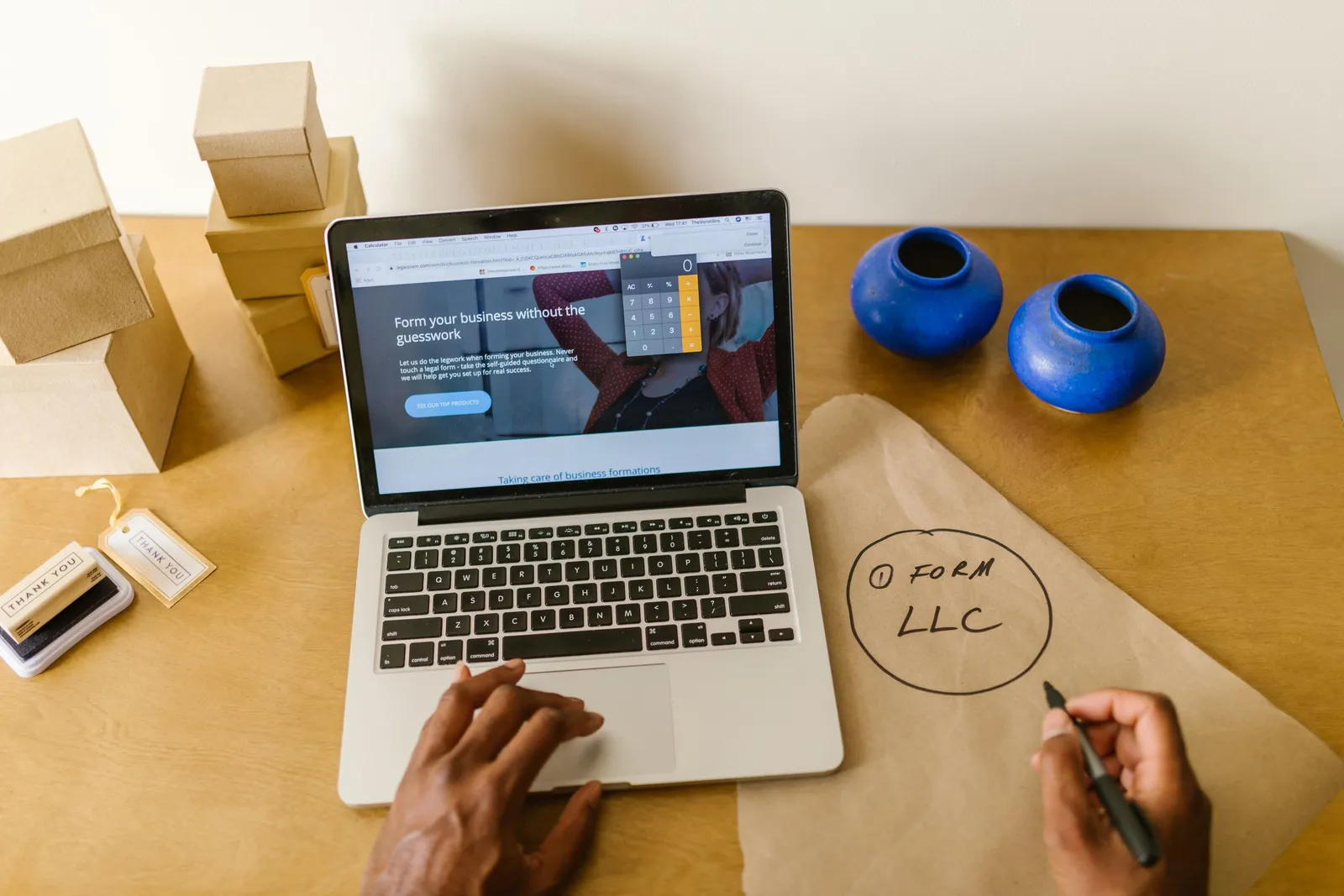 Wirausahawan merencanakan bisnis di laptop