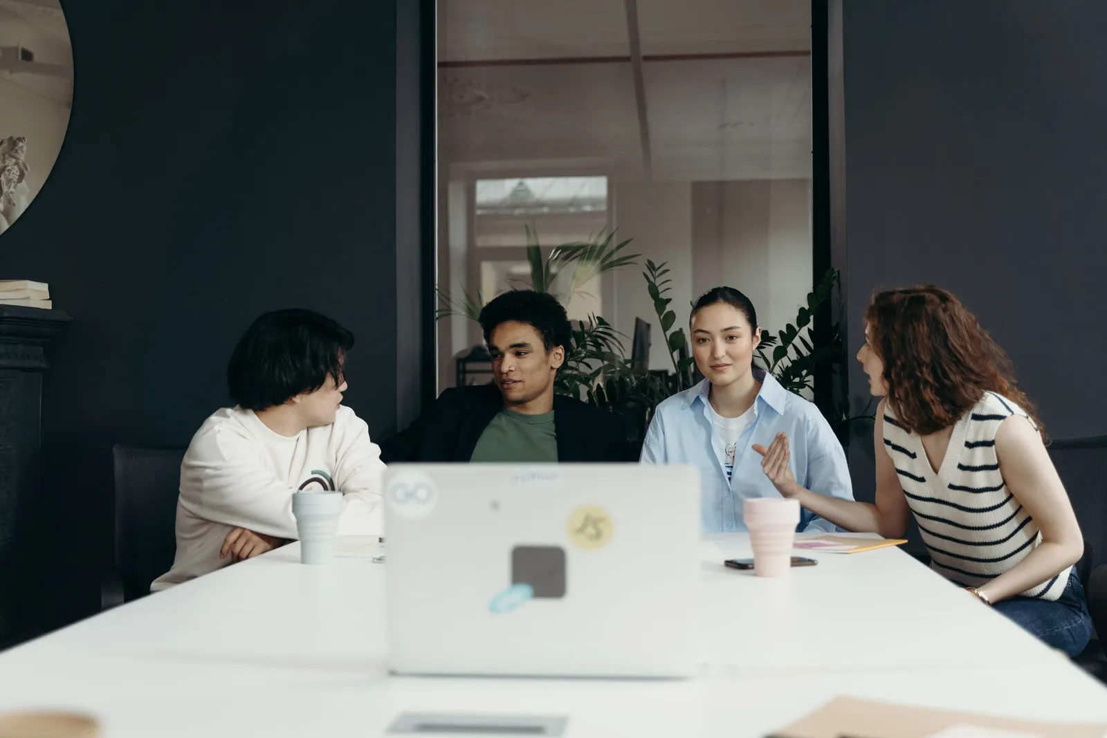 Rapat tim di ruang kantor