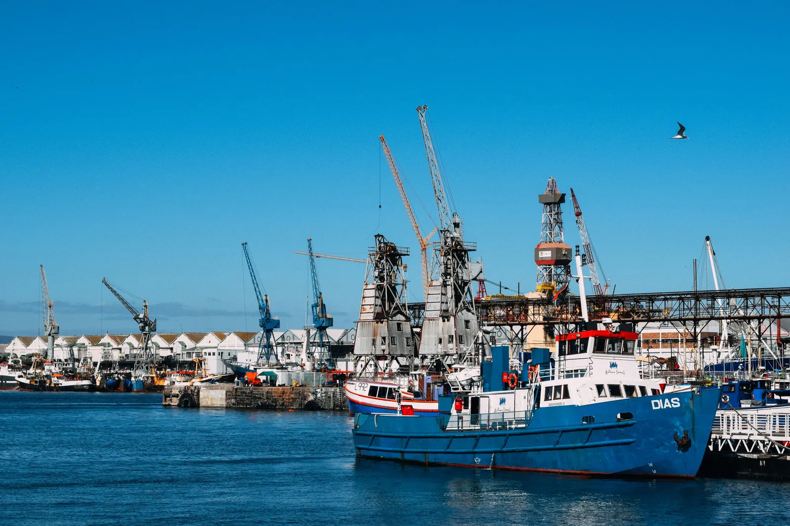 Kapal di pelabuhan kota
