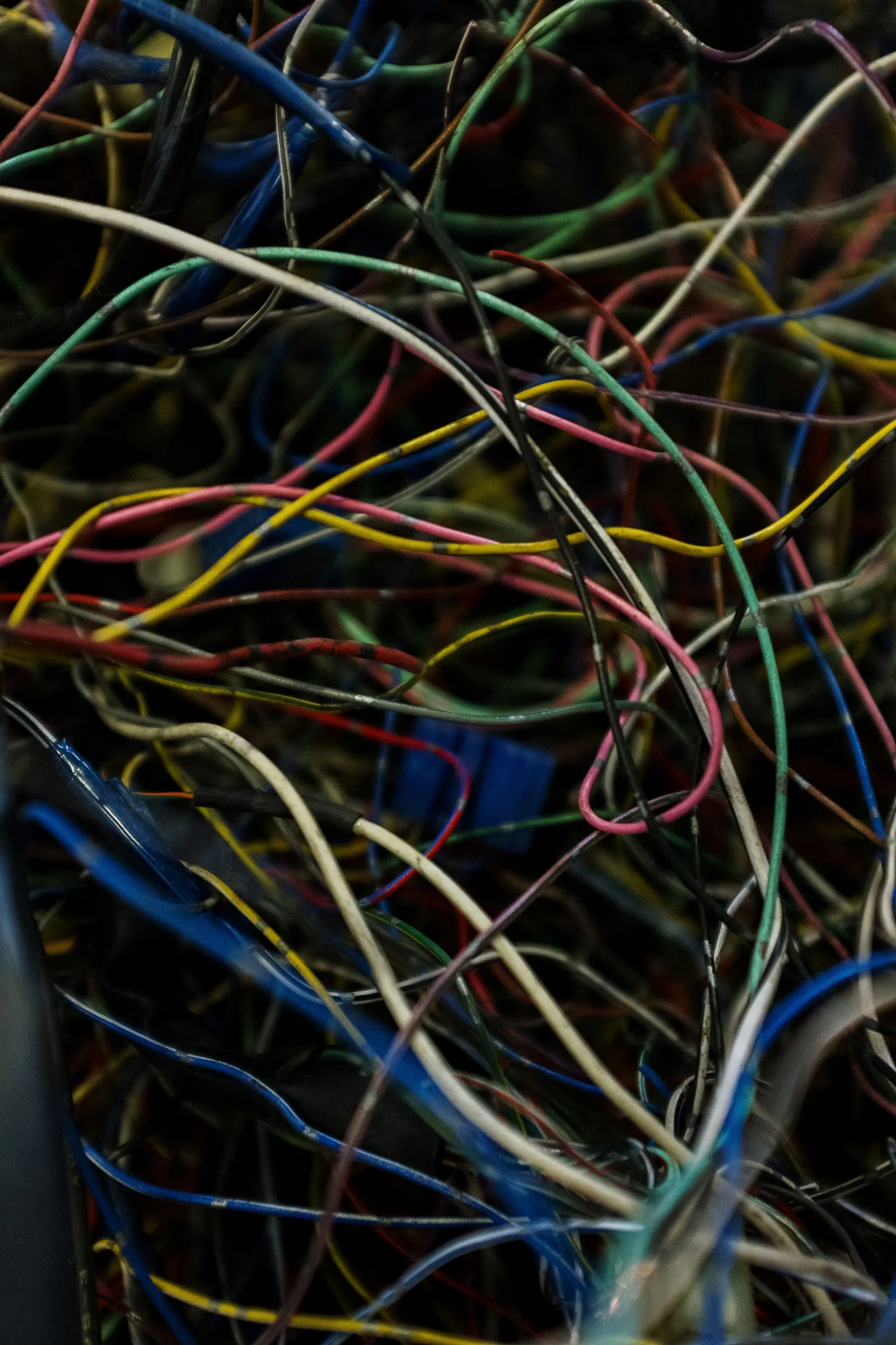 Kabel listrik berwarna merah, biru, dan kuning