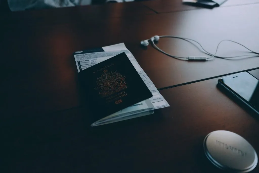 Paspor dan dokumen identitas di atas meja