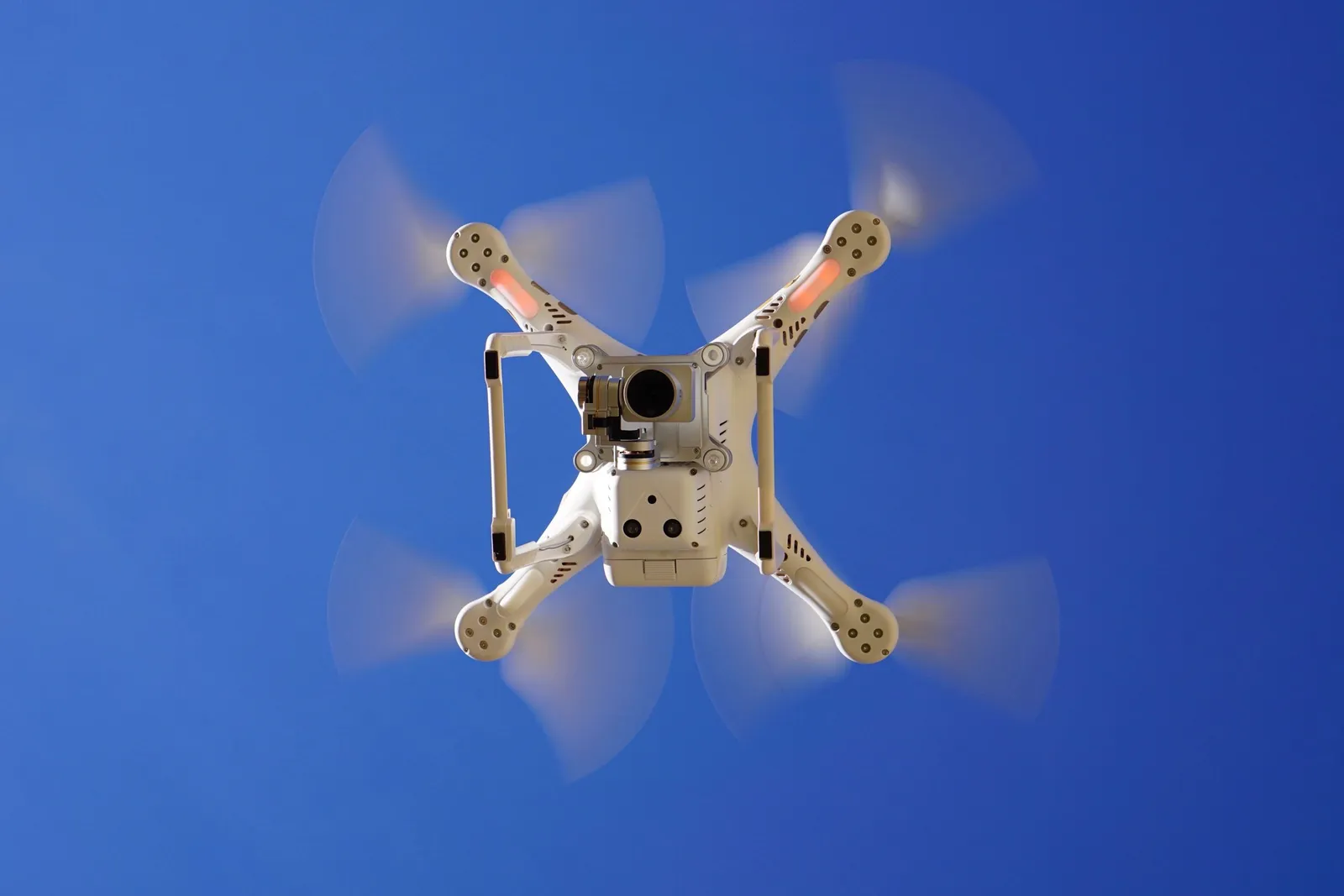 Drone dengan kamera dilihat dari bawah