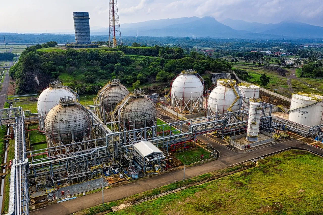 Kompleks pembangkit dan tangki penyimpanan dilihat dari udara